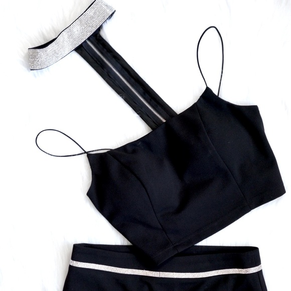 Women’s 2 Piece Set Black Crop Top & Belted Skirt w/ Jeweled Choker - Picture 6 of 12